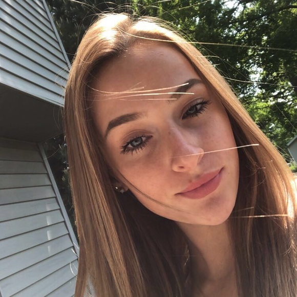 Meet your Posher, Alexis - Picture 1 of 1